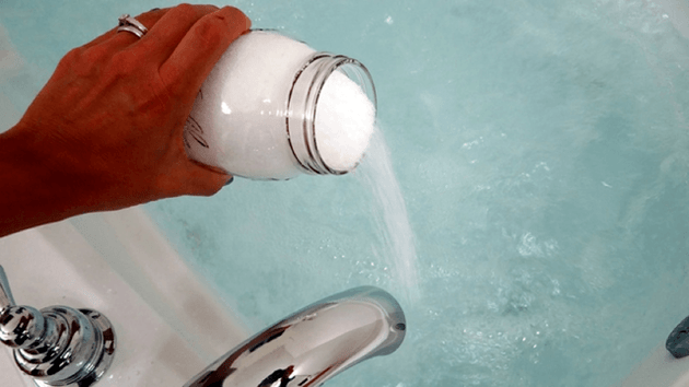 Bain de bicarbonate de soude pour l'agrandissement du pénis