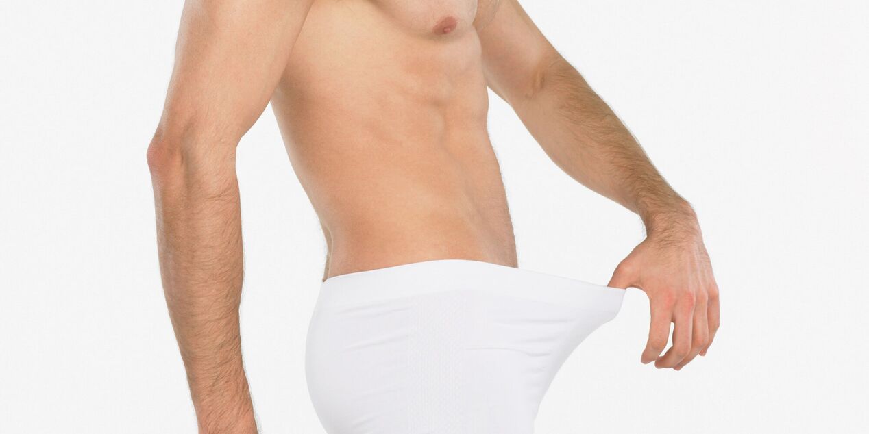 Un homme pense à une augmentation du pénis avec massage