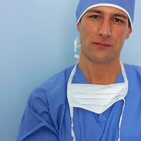 Médecin effectuant une opération d’agrandissement du pénis